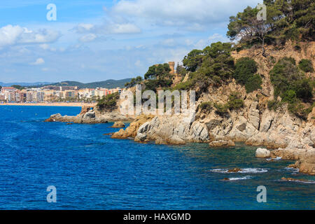 La mer d'été avec vue sur la côte rocheuse et château de Sant Joan et plage Sa Caleta, Lloret de Mar Ville, en Espagne. Les gens ne sont pas reconnus. Banque D'Images