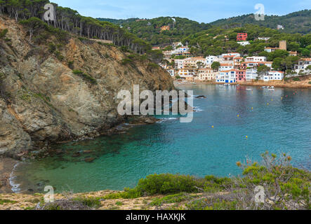 Sea bay vue d'été avec la ville sur l'autre. Costa Brava, Catalogne, Espagne. Banque D'Images