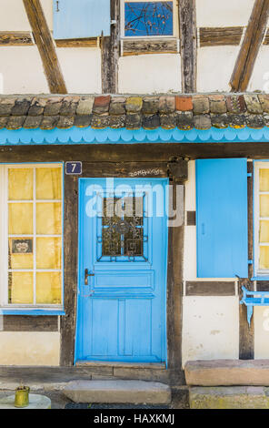 Maison à colombages historique, porte bleue Banque D'Images