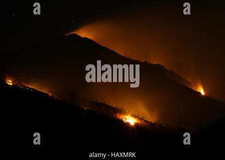 Les incendies de se propager à travers les montagnes au-dessus de Isone, en Suisse Banque D'Images