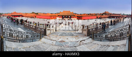 Vaste carré en fin de l'empereur de la Cité interdite dans la capitale chinoise Beijing. Ancienne résidence royale du haut de l'échelle de mesures pour le chinois traditionnel Banque D'Images
