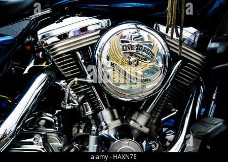Un "Live to Ride" emblème sur un moteur de moto Harley Davidson Banque D'Images
