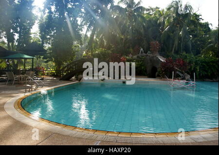 Piscine extérieure. Sabah Hotel. Sandakan, Sabah, Malaisie Banque D'Images