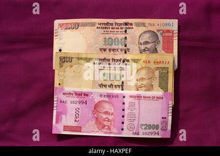 Vieux interdits 500 & 1000 rupee notes & lancé 500 et 2000 rupee nouvelle note Banque D'Images