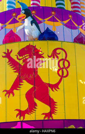 Festival de Noël de lumière à Longleat Safari Park pour célébrer le 50e anniversaire du avec le thème de Beatrix Potter. lion et penguin on cake Banque D'Images