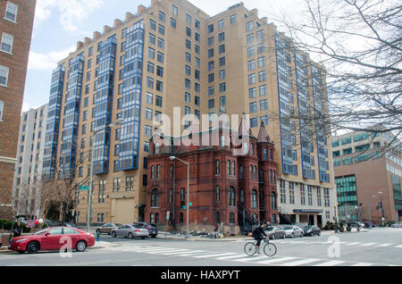 Petit bloc de rangées de maisons du 19e siècle sont presque entouré d'appartements moderne de haute élévation à Washington, DC. Banque D'Images