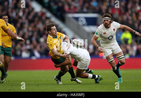 L'Australie Bernard Foley abordés par l'Angleterre Jonathan Joseph au cours de l'automne match international au stade de Twickenham, Londres. ASSOCIATION DE PRESSE Photo. Photo date : Samedi 3 décembre 2016. Histoire RUGBYU PA voir l'Angleterre. Crédit photo doit se lire : David Davies/PA Wire. RESTRICTIONS : usage éditorial uniquement, pas d'utilisation commerciale sans autorisation préalable Banque D'Images