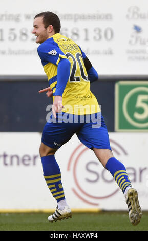 Solihull Moors' Jamey Osborne célèbre marquant le premier but lors de la Unis en FA Cup, deuxième tour à Kenilworth Road, Luton. Banque D'Images