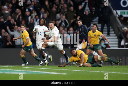 Ben Youngs l'Angleterre marque son troisième côté essayer pendant l'automne de l'International match au stade de Twickenham, Londres. Banque D'Images