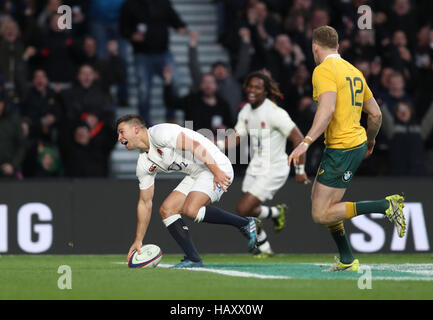 Ben Youngs l'Angleterre marque son troisième côté essayer pendant l'automne de l'International match au stade de Twickenham, Londres. Banque D'Images