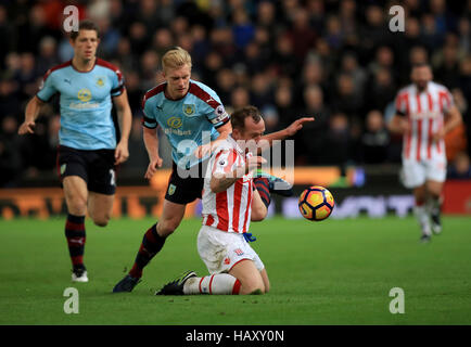 Stoke City's Charlie Adam (centre) en action au cours de la Premier League match au stade de Bet365, Stoke-on-Trent. ASSOCIATION DE PRESSE Photo. Photo date : Samedi 3 décembre 2016. Voir l'ACTIVITÉ DE SOCCER histoire Stoke. Crédit photo doit se lire : Mike Egerton/PA Wire. RESTRICTIONS : EDITORIAL N'utilisez que pas d'utilisation non autorisée avec l'audio, vidéo, données, listes de luminaire, club ou la Ligue de logos ou services 'live'. En ligne De-match utilisation limitée à 75 images, aucune émulation. Aucune utilisation de pari, de jeux ou d'un club ou la ligue/dvd publications. Banque D'Images