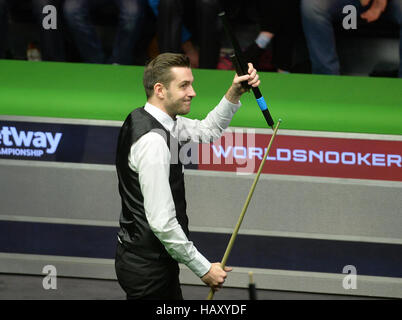 Mark Selby célèbre remportant son match de demi-finale contre Shaun Murphy durant la journée 11 de l'UK Championships 2016 Betway, au York Barbican. Banque D'Images