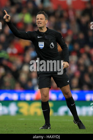 Arbitre Mark Clattenburg en action au cours de la Premier League match au stade de Bet365, Stoke-on-Trent. ASSOCIATION DE PRESSE Photo. Photo date : Samedi 3 décembre 2016. Voir l'ACTIVITÉ DE SOCCER histoire Stoke. Crédit photo doit se lire : Mike Egerton/PA Wire. RESTRICTIONS : EDITORIAL N'utilisez que pas d'utilisation non autorisée avec l'audio, vidéo, données, listes de luminaire, club ou la Ligue de logos ou services 'live'. En ligne De-match utilisation limitée à 75 images, aucune émulation. Aucune utilisation de pari, de jeux ou d'un club ou la ligue/dvd publications. Banque D'Images