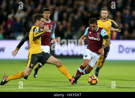 Laurent Koscielny d'Arsenal (à gauche) et West Ham United's Manuel Lanzini bataille pour la balle durant le premier match de championnat à la London Stadium. Banque D'Images