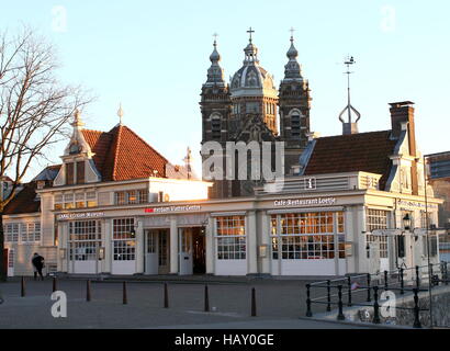 Office du tourisme d'Amsterdam sur Stationsplein, dans le centre de Amsterdam, Pays-Bas. En arrière-plan la Basilique de Saint Nicolas Banque D'Images