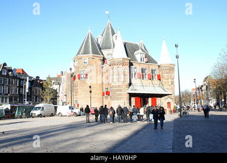 15e siècle Waag (balance) à la place Nieuwmarkt à Amsterdam, aux Pays-Bas. Autrefois une porte de la ville, maintenant un restaurant. Banque D'Images