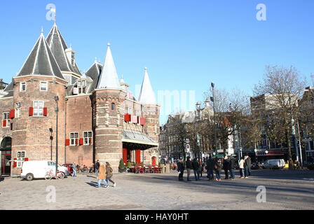 15e siècle Waag (balance) à la place Nieuwmarkt à Amsterdam, aux Pays-Bas. Autrefois une porte de la ville, maintenant un restaurant. Banque D'Images