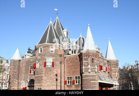 15e siècle Waag (balance) à la place Nieuwmarkt à Amsterdam, aux Pays-Bas. Autrefois une porte de la ville, maintenant un restaurant. Banque D'Images