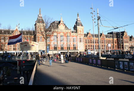 Les navetteurs et les touristes en face de la Gare Centrale d'Amsterdam CS, comme vu de la Stationsplein (place de la gare) Banque D'Images