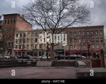 Syracuse, New York, USA. Le 3 décembre 2016. Vue sur le parc et devantures dans Hanover Square. Tourné à partir de la voie publique Banque D'Images