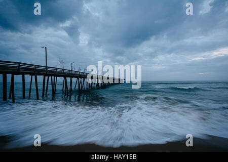 Vagues dans l'océan Atlantique et le quai de pêche de Virginia Beach, Virginie. Banque D'Images