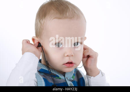 Cute boy écoute la musique avec des écouteurs Banque D'Images