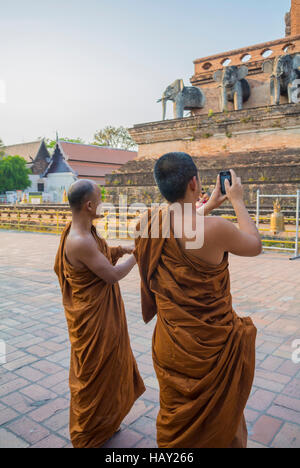 Moines au Wat Chedi Luang Chiang Mai Thaïlande Banque D'Images