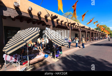 Les fournisseurs autochtones américaines vendent leur art au Palais des Gouverneurs, près de l'historique Plaza dans le centre-ville de Santa Fe New Mexico-NOUS Banque D'Images