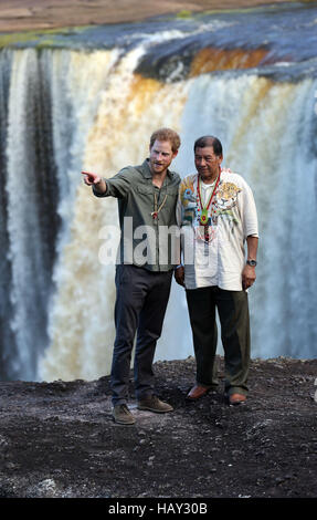 Le prince Harry, regarde à partir d'un point d'observation au cours d'une visite à l'Kaieteur Falls dans l'arrière-pays, la Guyane au cours de sa visite de 15 jours dans les Caraïbes. Banque D'Images