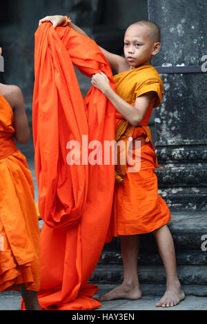 Jeune moine bouddhiste au Temple d'Angkor Wat à Siem Reap, Cambodge Banque D'Images