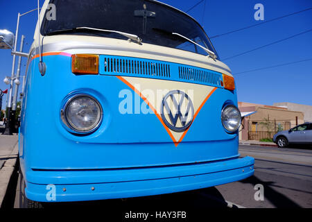 Un vieux bus Volkswagen sur la route à Tucson, Arizona. Banque D'Images