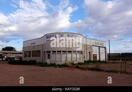 Une boutique de silencieux abandonnés le long de la Route 66 dans la région de Holbrook, Arizona. Banque D'Images