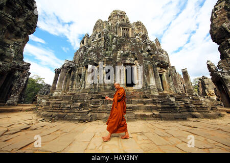 Le moine bouddhiste dans les ruines du Bayon, temple Khmer Angkor Thom , Siem Reap, Cambodge Banque D'Images