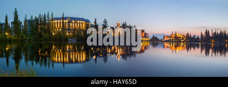 Hautes Tatras, les hôtels de Strbske Pleso lac au crépuscule. Banque D'Images