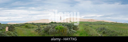 Panorama des dunes de sable avec le phare abandonné de Rubjerg Knude, Danemark. Banque D'Images