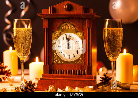 Deux verres de champagne et un réveil vintage à une partie du Nouvel An. Banque D'Images