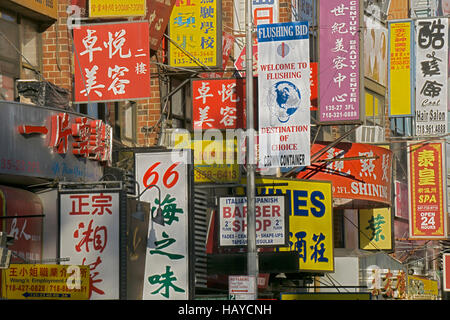 Multitude de signes sur la rue 40e Road dans le quartier chinois, le centre-ville de Flushing, Queens, New York. Banque D'Images