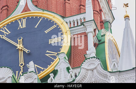 Sur l'horloge de la tour Spasskaya ou Sauveur Place Rouge Moscou Russie Banque D'Images