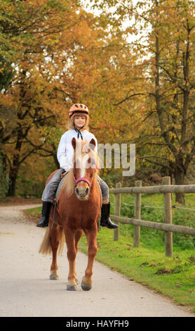 Little girl riding a pony Banque D'Images