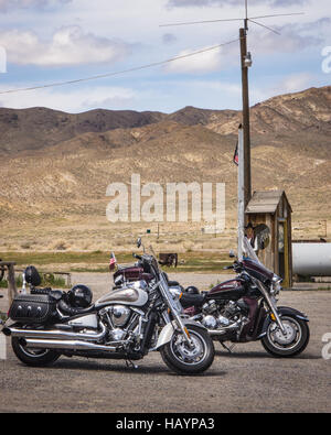 Harleys garées devant Middlegate Gare Nevada Banque D'Images