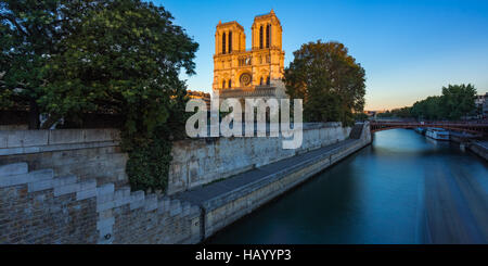 La cathédrale Notre Dame de Paris sur l'Ile de La Cité au coucher du soleil avec la Seine. Soirée d'été à Paris, France Banque D'Images