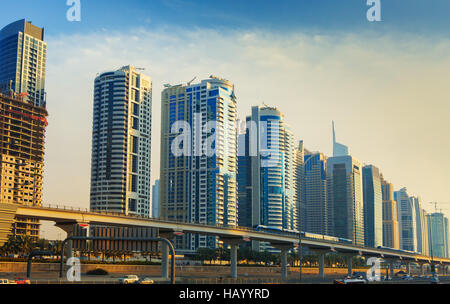 Métro ligne passant par la Marina de Dubaï avec les gratte-ciel modernes autour de la ville de Dubaï, Emirats Arabes Unis Banque D'Images