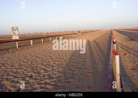 Hippodrome de sable poussiéreux, vide dans le désert omanais avec un petit placard du Sultan sur la gauche Banque D'Images