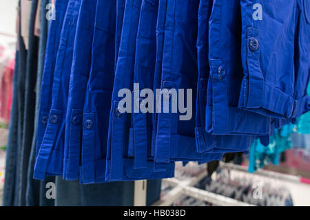 Les vêtements dans des tons bleus. Chemises bleues. La couleur bleue. Banque D'Images