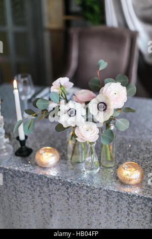 Décor de mariage. l'intérieur. Ambiance festive . Les bougies allumées sur une table. Banque D'Images