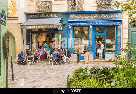 Scène de rue à l'avant du café des psaumes et boulangerie, patisserie murciano dans la partie juive de marais Banque D'Images