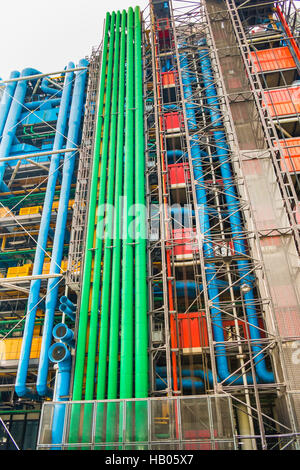 Scène de rue à l'avant de la façade arrière du centre Georges Pompidou Banque D'Images