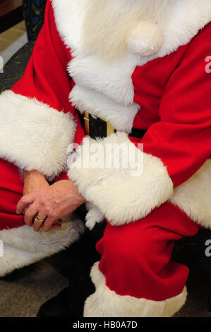 Père Noël Le Père Noël Saint Nicolas Nick sitting in chair seul et en attente Banque D'Images