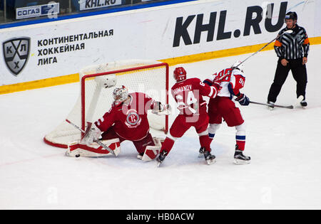 PODOLSK, Russie - le 20 novembre 2016 : H. Sateri (29) Sauvegarder sur match de hockey Vityaz vs Lokomotiv sur Russie KHL Championship le 20 novembre 2016, à Podolsk, la Russie. A gagné 2:1 Vityaz Banque D'Images