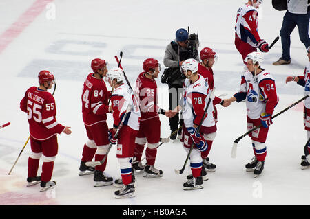 PODOLSK, Russie - le 20 novembre 2016 : Au revoir handshake sur match de hockey Vityaz vs Lokomotiv sur Russie KHL Championship le 20 novembre 2016, à Podolsk, la Russie. A gagné 2:1 Vityaz Banque D'Images